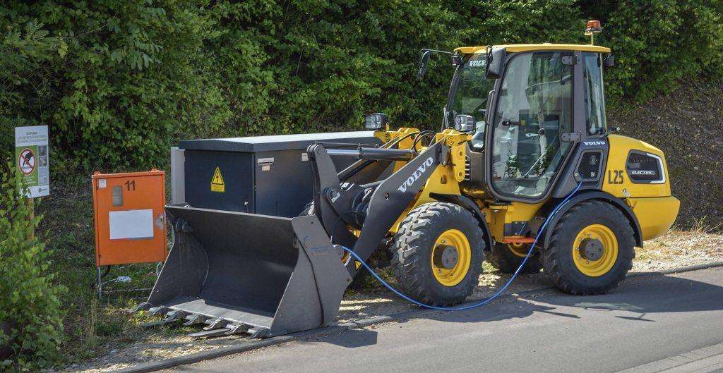 volvo benefit compact wheel loader l25 electric charge anywhere 2324x1200 1