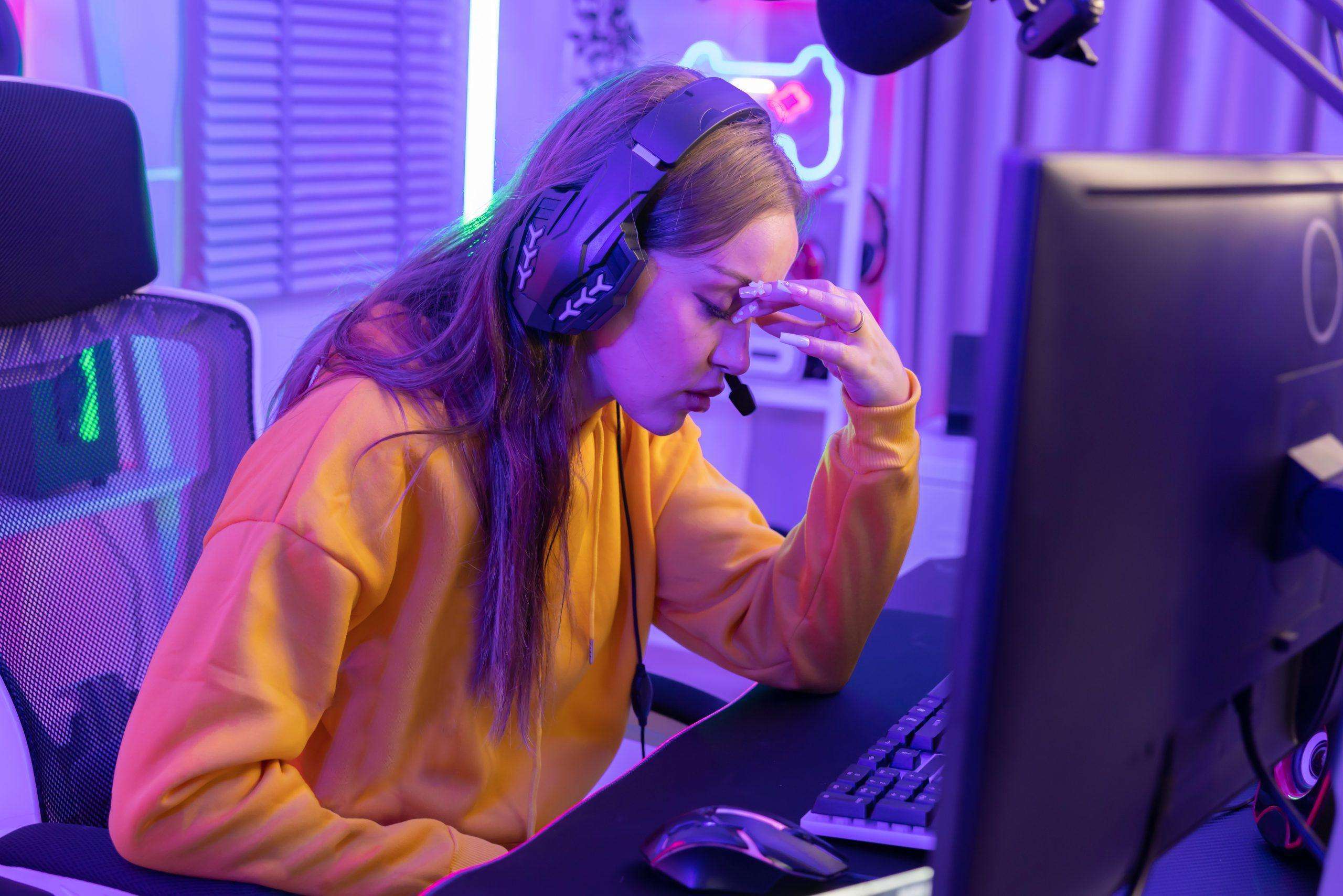 Female Gamer Suffered From Headache After Played Game For a Long Time